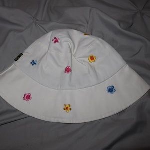Flowery bucket hat